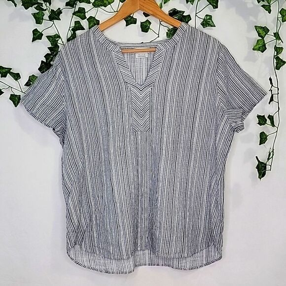 Van Heusen Tops - Van Heusen. Women's Top. Size XL. EUC